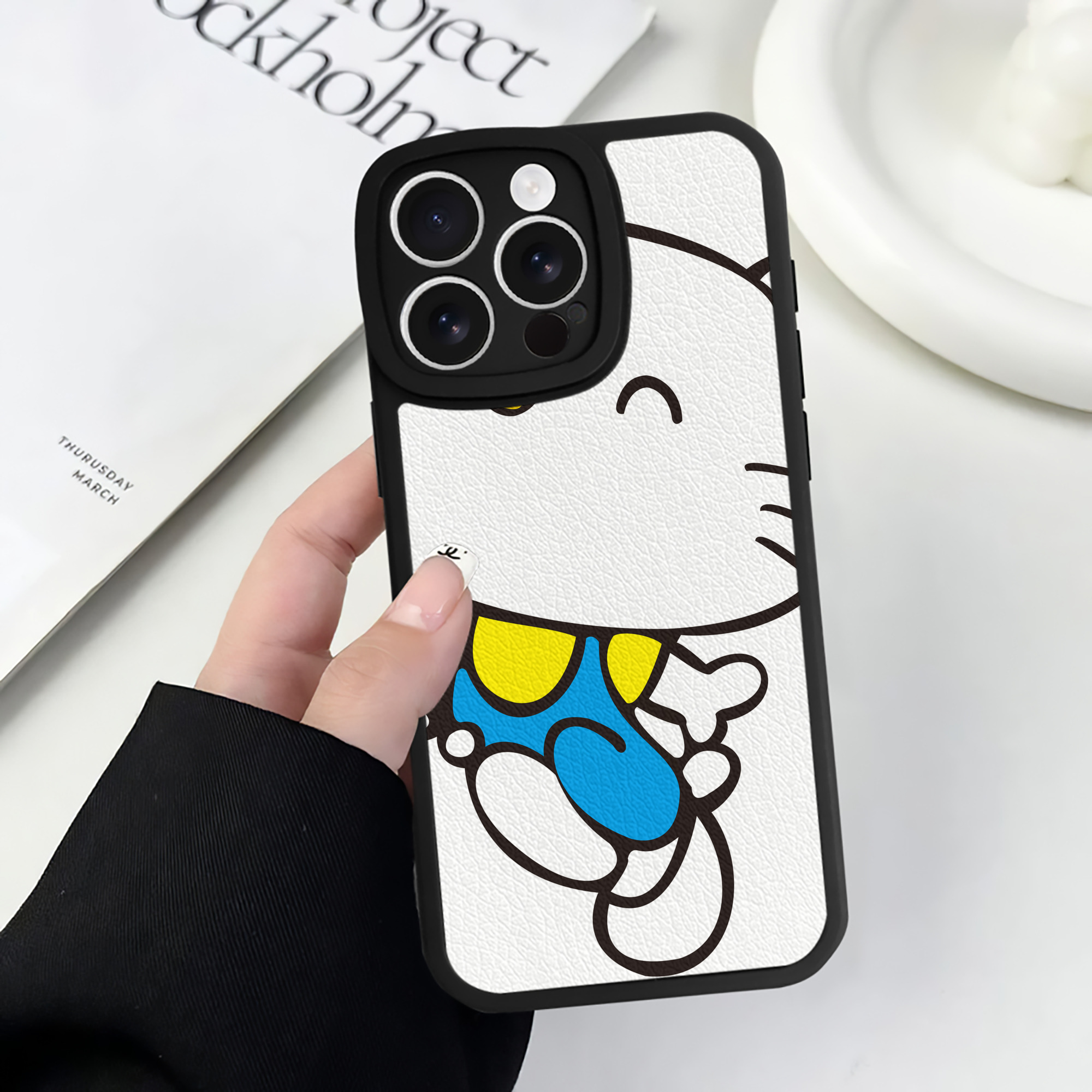 （画像用） Hello Kitty ハローキティ 【iPhone 16シリーズ対応】シリコンスマホケース（レザー調） 材質：シリコン